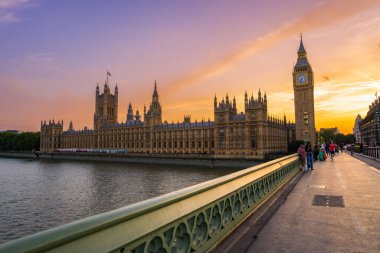 LONDON, İngiltere - 31 AUG 2024 - Westminster Sarayı veya Parlamento Binaları ve Big Ben Kulesi, Londra, İngiltere.