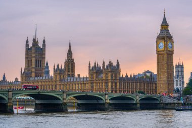 LONDON, İngiltere - 31 AUG 2024 - Westminster Sarayı veya Parlamento Binaları ve Big Ben Kulesi, Londra, İngiltere.