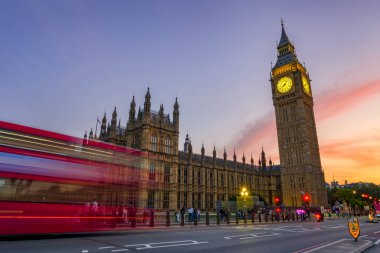 LONDON, İngiltere - 31 AUG 2024 - Westminster Sarayı veya Parlamento Binaları ve Big Ben Kulesi, Londra, İngiltere.