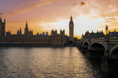 LONDON, İngiltere - 31 AUG 2024 - Westminster Sarayı veya Parlamento Binaları ve Big Ben Kulesi, Londra, İngiltere.