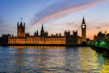 LONDON, İngiltere - 31 AUG 2024 - Westminster Sarayı veya Parlamento Binaları ve Big Ben Kulesi, Londra, İngiltere.