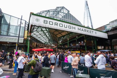 LONDON, UK - AUG 31, 2024 - Stoney Caddesi 'ndeki Borough Market' te taze meyve ve sebze tezgahları var. Londra 'daki en büyük ve en eski gıda pazarlarından biridir..