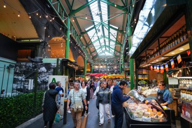 LONDON, UK - AUG 31, 2024 - Stoney Caddesi 'ndeki Borough Market' te taze meyve ve sebze tezgahları var. Londra 'daki en büyük ve en eski gıda pazarlarından biridir..