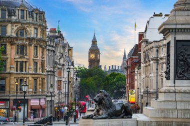 LONDON, İngiltere - SEP 01, 2024 - Big Ben kulesi arka planda, Londra, İngiltere.
