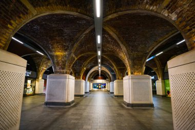 Londra, İngiltere - SEP 01, 2024 - Londra Köprüsü 'nün içi, Londra' nın merkezi bir tren istasyonudur ve Londra Metro İstasyonuna bağlıdır..