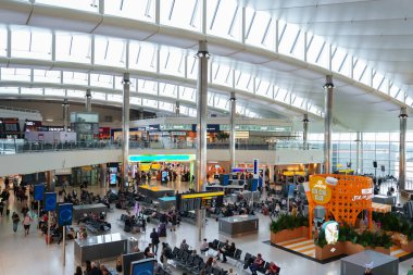 Londra, İngiltere-SEP 02, 2024 - Heathrow Havaalanı 'nın kalkış salonu, İngiltere' nin başkenti Londra 'ya hizmet veren ana uluslararası havaalanıdır..