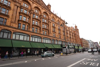 Londra, İngiltere - 30 AUG 2024 - Harrods, Knightsbridge, İngiltere 'de Brompton Road' da bulunan bir İngiliz lüks mağazası..
