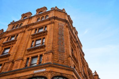 Londra, İngiltere - 30 AUG 2024 - Harrods, Knightsbridge, İngiltere 'de Brompton Road' da bulunan bir İngiliz lüks mağazası..