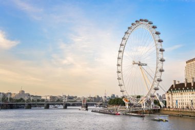 Londra, İngiltere - 31 Ocak 2024 - Westminster Köprüsü 'nden Londra Gözü manzarası