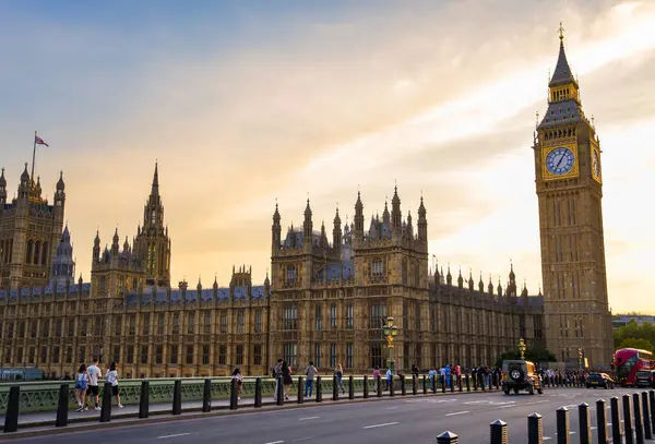 LONDON, İngiltere - 31 AUG 2024 - Westminster Sarayı veya Parlamento Binaları ve Big Ben Kulesi, Londra, İngiltere.