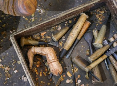 Bir şantiyede marangozluk aletleri, ahşap oyma araçları