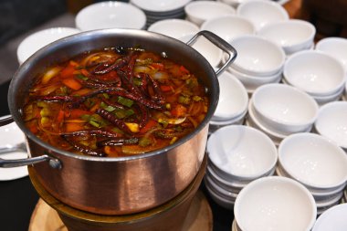 Kase dolusu Asya baharatlı çorba.