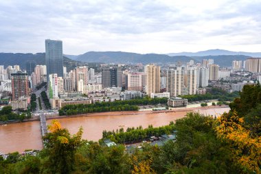 LANZHOU, ÇİN-OCT 16, 2024 - Lanzhou, Gansu şehrinde Zhongshan köprüsü ve sarı nehri olan şehir manzarası. Turist ziyareti için dönüm noktası olmalı..