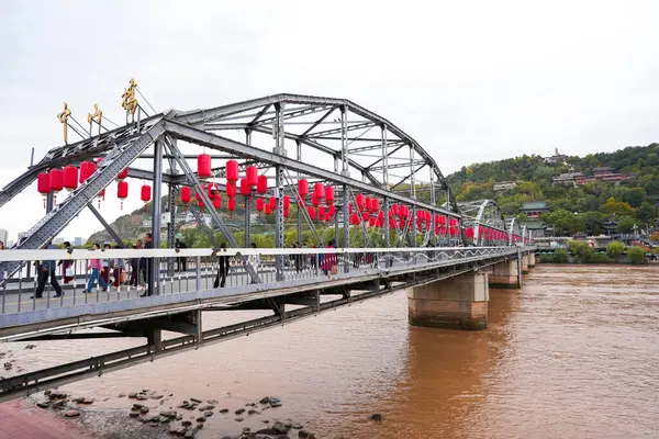 LANZHOU, ÇİN-OCT 16, 2024 - Lanzhou, Gansu şehrinde Zhongshan köprüsü ve sarı nehri olan şehir manzarası. Turist ziyareti için dönüm noktası olmalı..