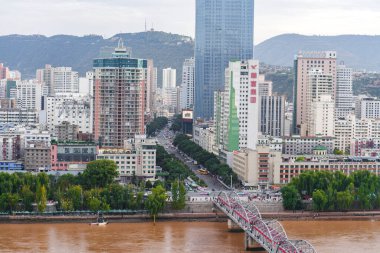 LANZHOU, ÇİN-OCT 16, 2024 - Lanzhou, Gansu şehrinde Zhongshan köprüsü ve sarı nehri olan şehir manzarası. Turist ziyareti için dönüm noktası olmalı..