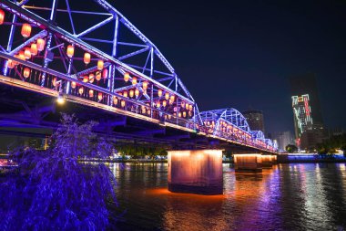 LANZHOU, ÇİN-OCT 16, 2024 - Lanzhou, Gansu şehrinde Zhongshan köprüsü ve sarı nehri olan şehir manzarası. Turist ziyareti için dönüm noktası olmalı..