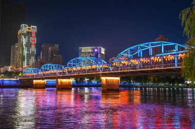 LANZHOU, ÇİN-OCT 16, 2024 - Lanzhou, Gansu şehrinde Zhongshan köprüsü ve sarı nehri olan şehir manzarası. Turist ziyareti için dönüm noktası olmalı..