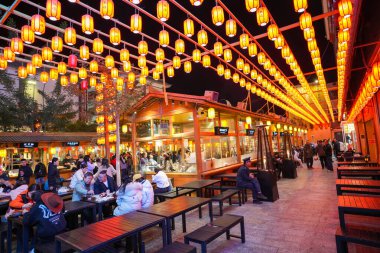 DUNHUANG, ÇİN - 20, 2024 - Shazhou Gece Pazarı, Dunhuang şehrinin ünlü alışveriş ve gıda caddesi, Gansu, Çin