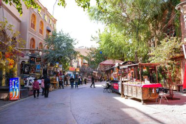 Kashgar, Çin-OCT, 25, 2024 - Çin 'in batısındaki Xinjiang' da bulunan Kashgar Old City 'deki Uygur sokak manzarası ve yaşam tarzı. Dünyanın en eski ve sürekli yerleşim olan şehirlerinden biridir..