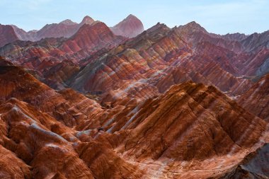 Zhangye Ulusal Geopark 'ın gökkuşağı tepeleri manzaralı bölgesi Zhangye kasabası, Gansu, Çin