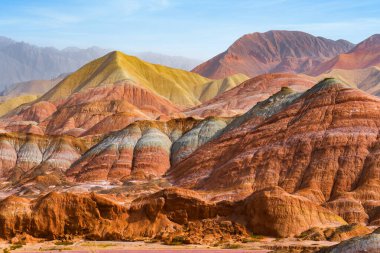 Zhangye Ulusal Geopark 'ın gökkuşağı tepeleri manzaralı bölgesi Zhangye kasabası, Gansu, Çin