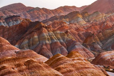 Zhangye Ulusal Geopark 'ın gökkuşağı tepeleri manzaralı bölgesi Zhangye kasabası, Gansu, Çin