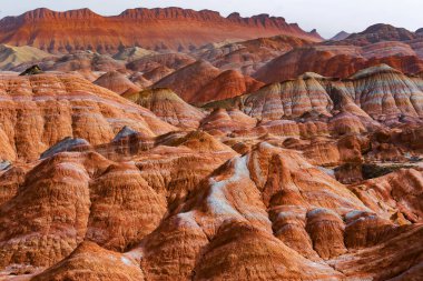 Zhangye Ulusal Geopark 'ın gökkuşağı tepeleri manzaralı bölgesi Zhangye kasabası, Gansu, Çin