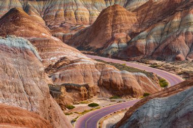 Zhangye Ulusal Geopark 'ın gökkuşağı tepeleri manzaralı bölgesi Zhangye kasabası, Gansu, Çin