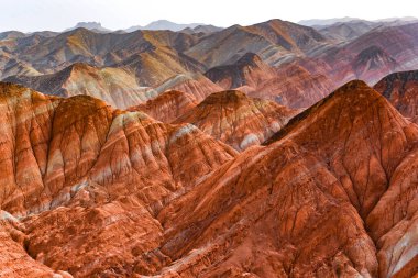 Zhangye Ulusal Geopark 'ın gökkuşağı tepeleri manzaralı bölgesi Zhangye kasabası, Gansu, Çin