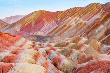 Zhangye Ulusal Geopark 'ın gökkuşağı tepeleri manzaralı bölgesi Zhangye kasabası, Gansu, Çin
