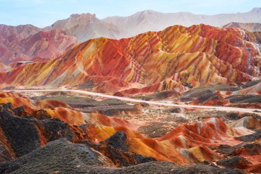 Zhangye Ulusal Geopark 'ın gökkuşağı tepeleri manzaralı bölgesi Zhangye kasabası, Gansu, Çin