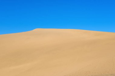 Mavi gökyüzüne karşı çöl manzarası