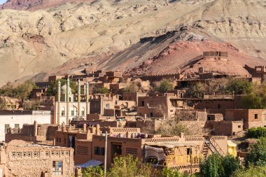 Turpan, Xinjiang, Çin 'de arka planda yanan dağlarla antik Uygurlar köyünün manzarası.
