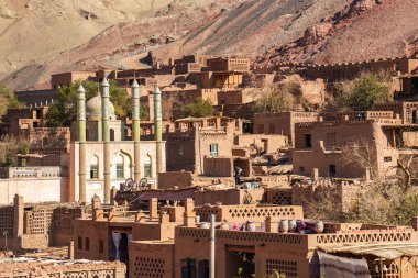 Turpan, Xinjiang, Çin 'de arka planda yanan dağlarla antik Uygurlar köyünün manzarası.