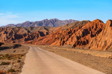 Çin 'in batısındaki Turpan' daki Alevli Dağlar. İpek yol..