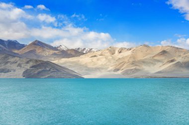 Pamir Platosu 'ndaki Baisha Gölü manzarası, Xinjiang, Çin