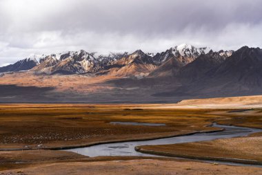 Doğal manzara Çin 'in batısındaki Xinjiang yolu boyunca uzanır.