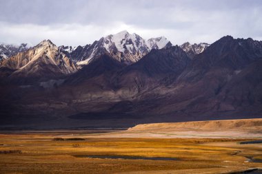 Doğal manzara Çin 'in batısındaki Xinjiang yolu boyunca uzanır.