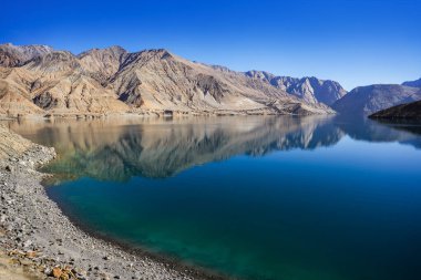 Doğal manzara Çin 'in batısındaki Xinjiang yolu boyunca uzanır.