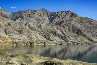 Doğal manzara Çin 'in batısındaki Xinjiang yolu boyunca uzanır.