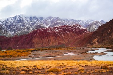 Doğal manzara Çin 'in batısındaki Xinjiang yolu boyunca uzanır.