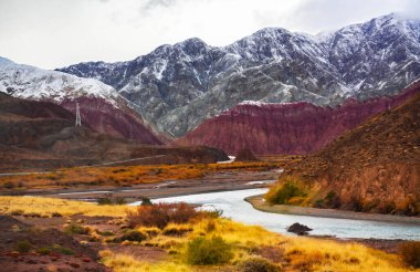 Doğal manzara Çin 'in batısındaki Xinjiang yolu boyunca uzanır.