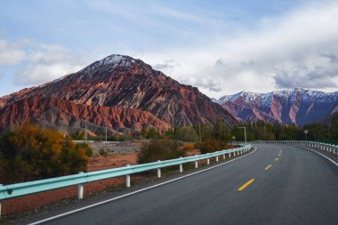 Doğal manzara Çin 'in batısındaki Xinjiang yolu boyunca uzanır.