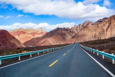 Doğal manzara Çin 'in batısındaki Xinjiang yolu boyunca uzanır.