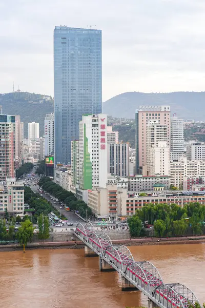 LANZHOU, ÇİN-OCT 16, 2024 - Lanzhou, Gansu şehrinde Zhongshan köprüsü ve sarı nehri olan şehir manzarası. Turist ziyareti için dönüm noktası olmalı..