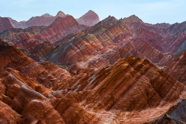 Zhangye Ulusal Geopark 'ın gökkuşağı tepeleri manzaralı bölgesi Zhangye kasabası, Gansu, Çin