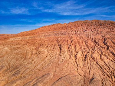 Çin 'in batısındaki Turpan' daki Alevli Dağlar 'ın hava manzarası. İpek yol..