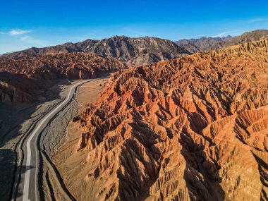 Çin 'in batısındaki Turpan' daki Alevli Dağlar 'ın hava manzarası. İpek yol..