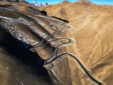 Tashkurgan, Xinjiang, Çin 'deki Pan Long Ancient Yolu' nun dolambaçlı tepe manzarası.