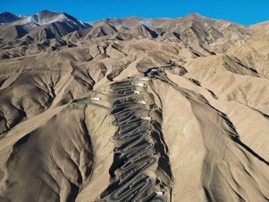 Tashkurgan, Xinjiang, Çin 'deki Pan Long Ancient Yolu' nun dolambaçlı tepe manzarası.